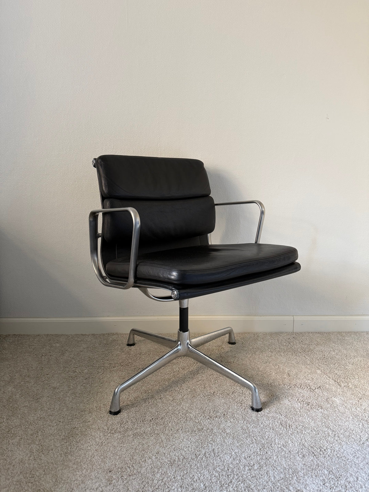 Vitra Eames EA208 työtuoli - Musta Nahka