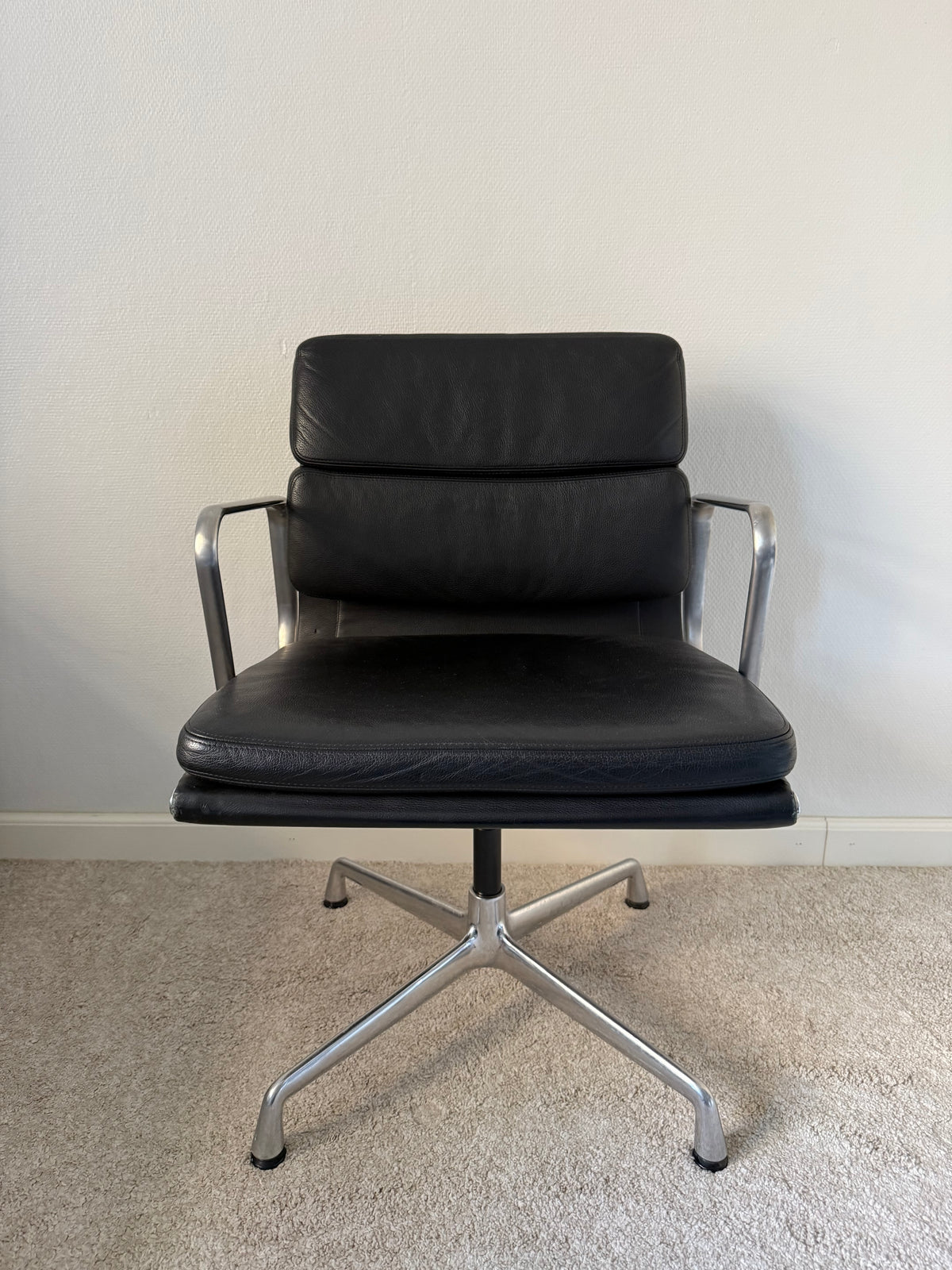 Vitra Eames EA208 työtuoli - Musta Nahka