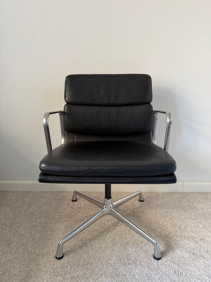 Vitra Eames EA208 työtuoli - Musta Nahka