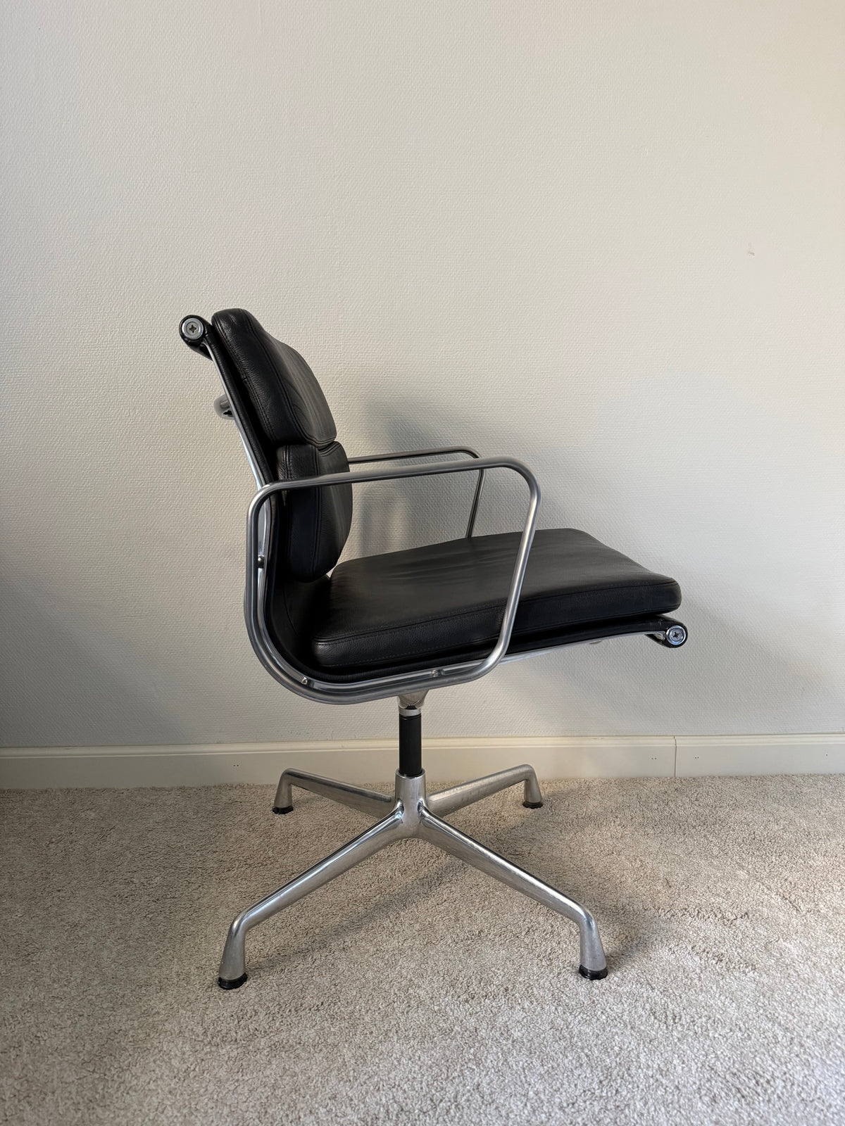 Vitra Eames EA208 työtuoli - Musta Nahka