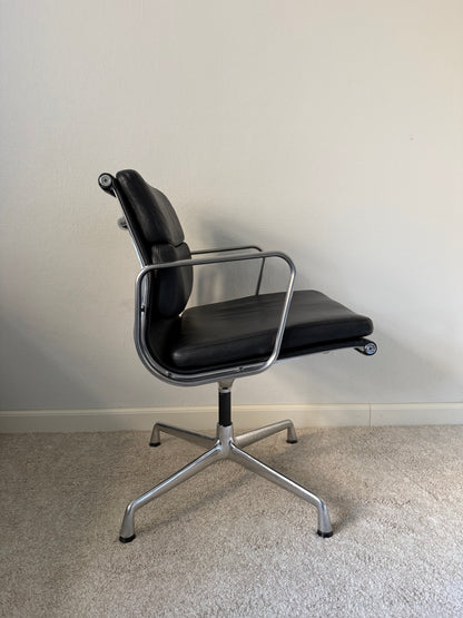 Vitra Eames EA208 työtuoli - Musta Nahka