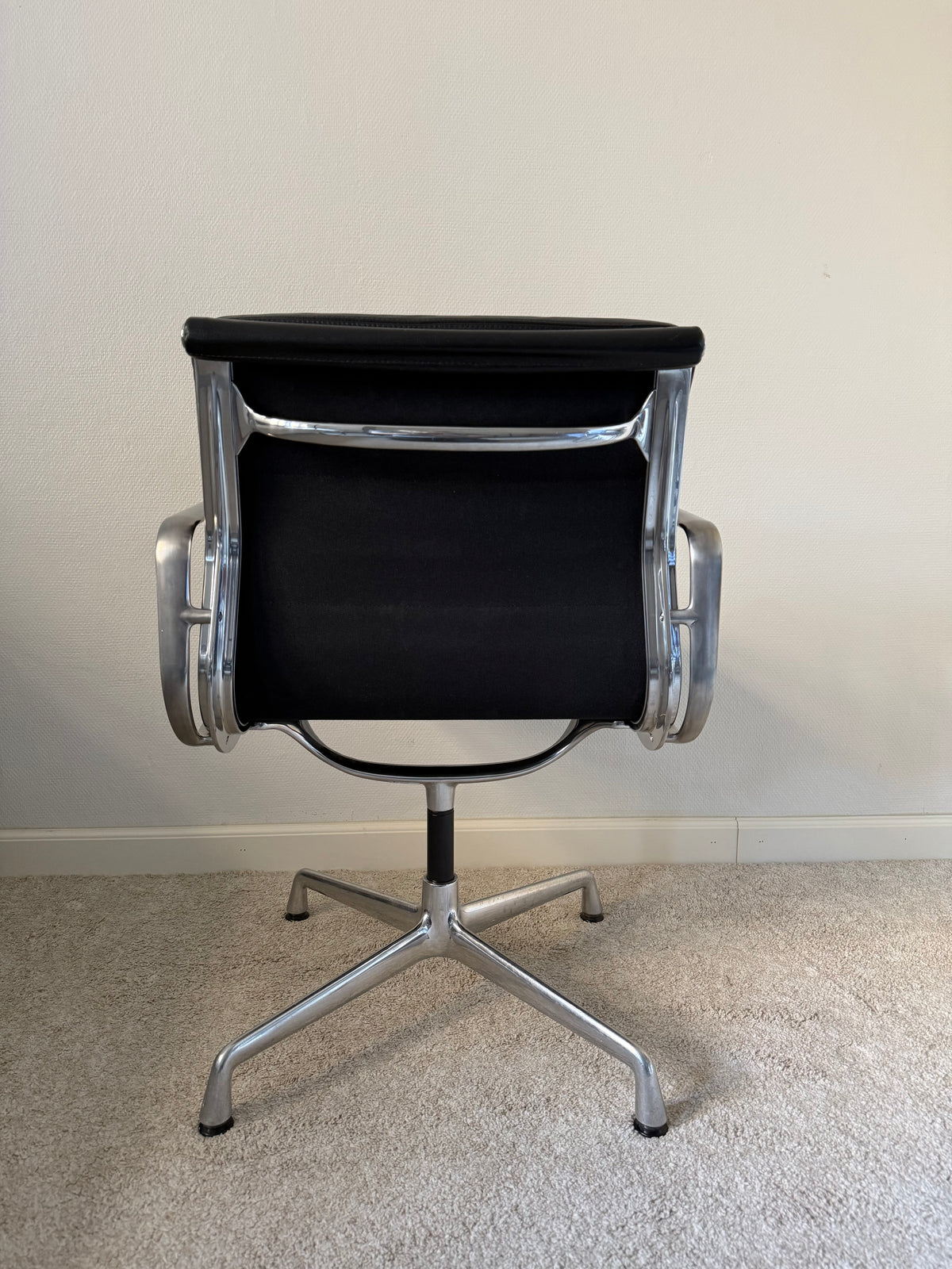 Vitra Eames EA208 työtuoli - Musta Nahka