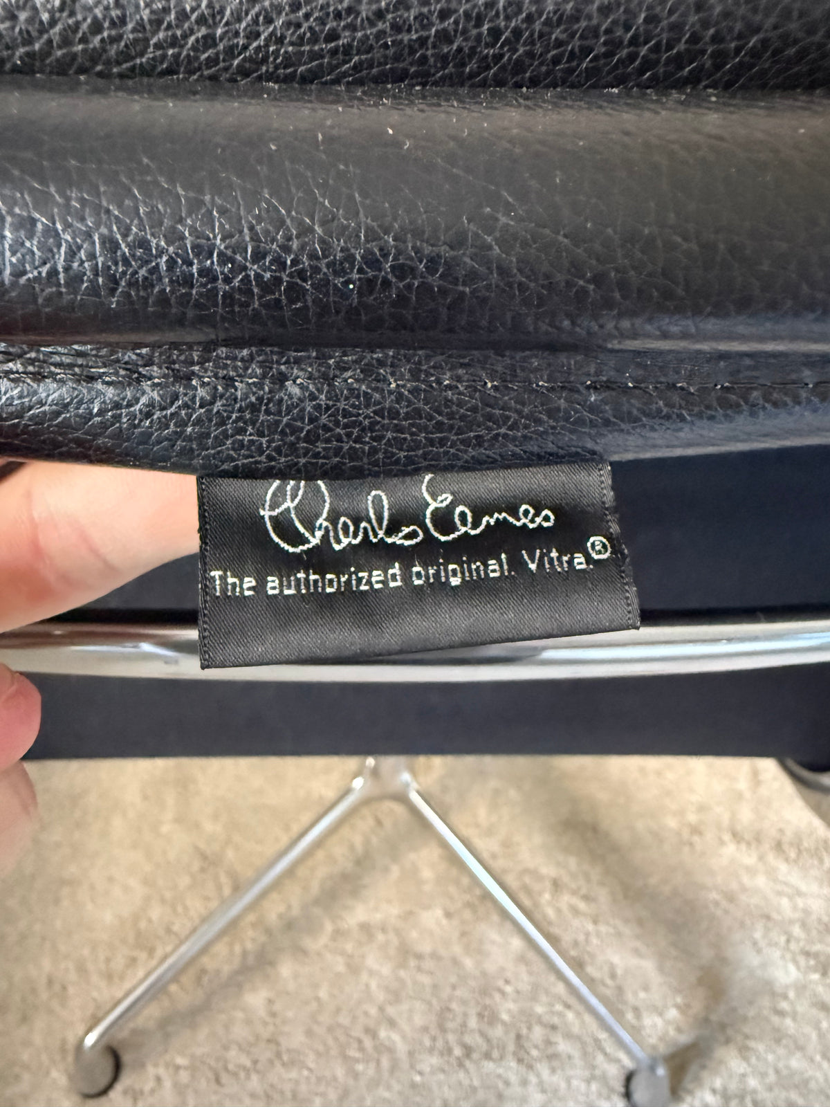 Vitra Eames EA208 työtuoli - Musta Nahka