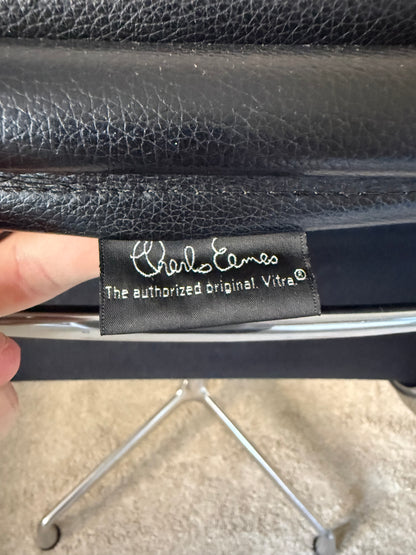 Vitra Eames EA208 työtuoli - Musta Nahka