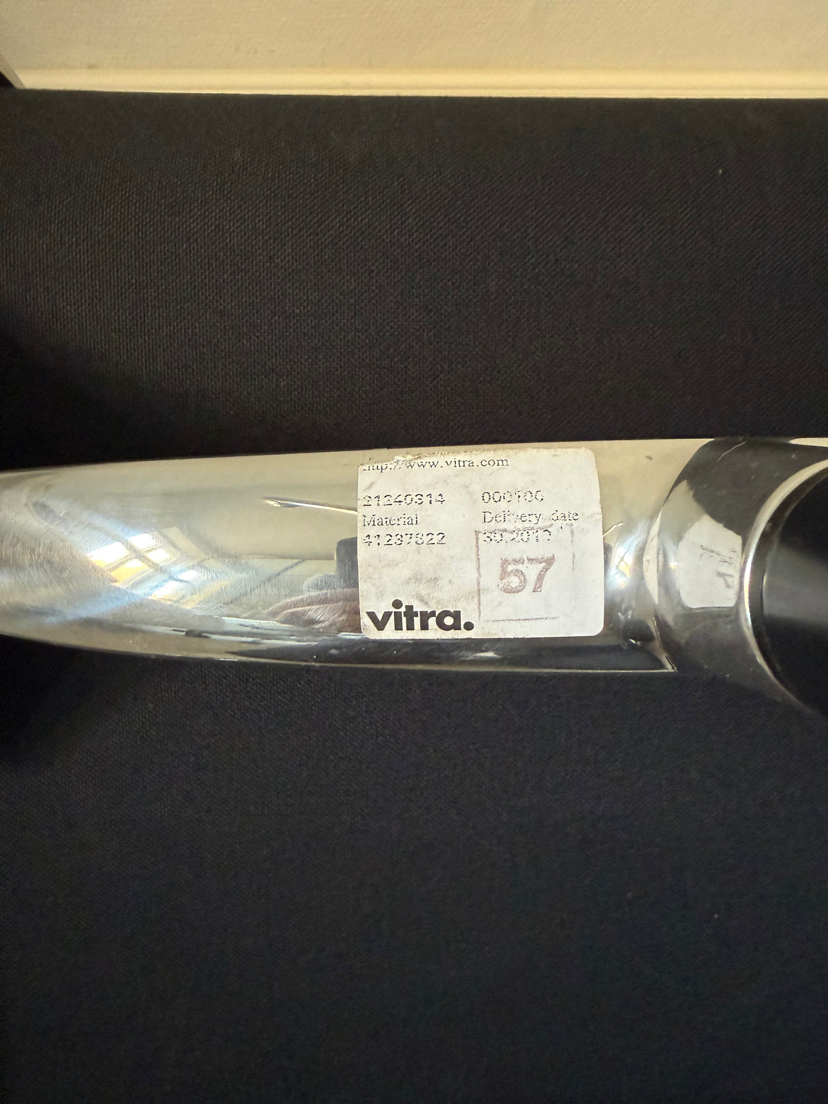 Vitra Eames EA208 työtuoli - Musta Nahka