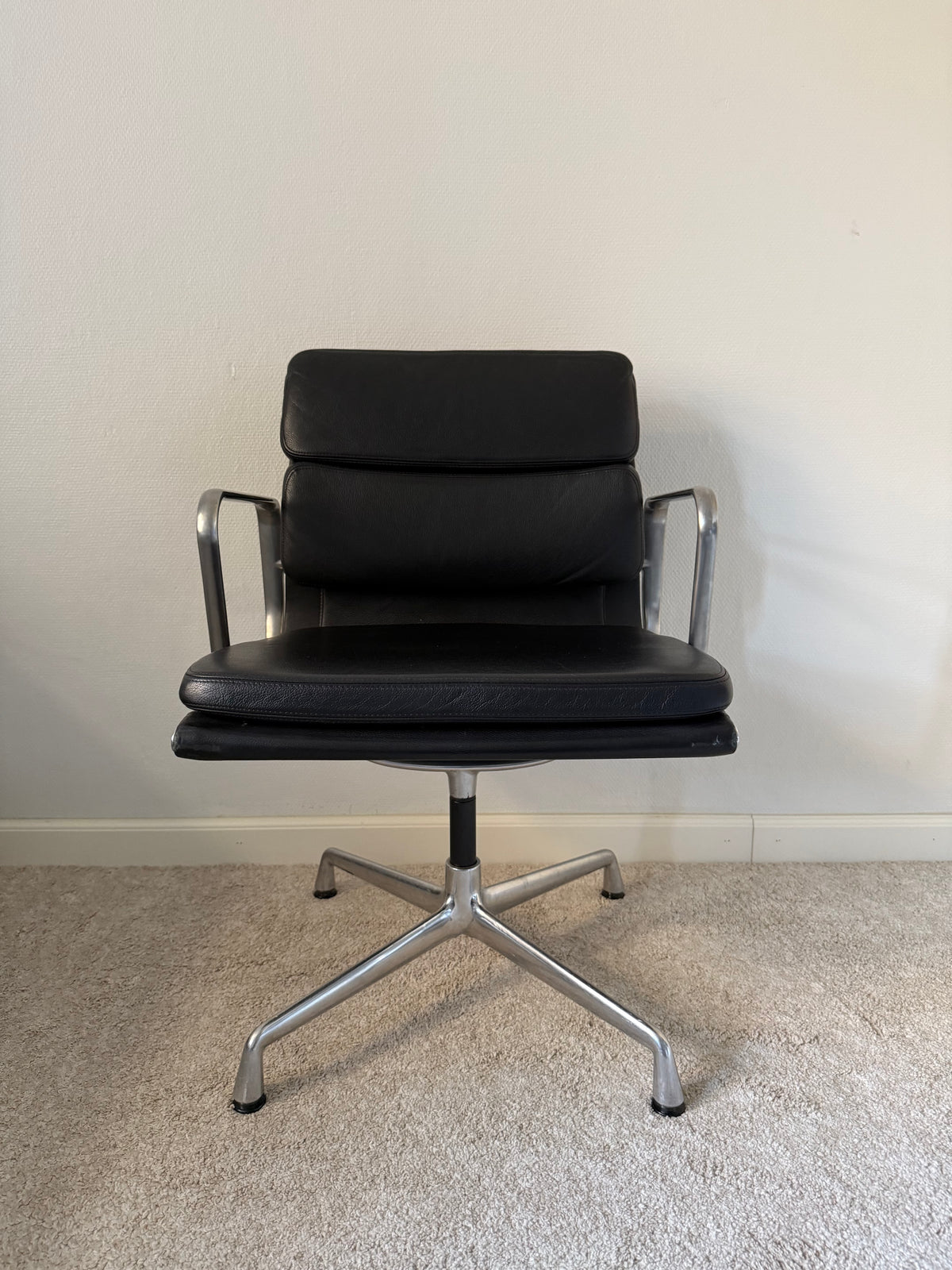 Vitra Eames EA208 työtuoli - Musta Nahka