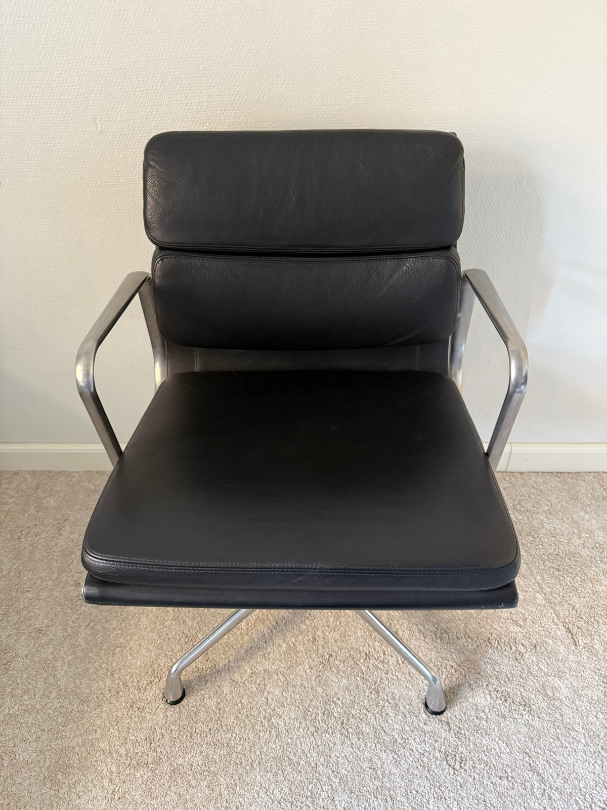 Vitra Eames EA208 työtuoli - Musta Nahka