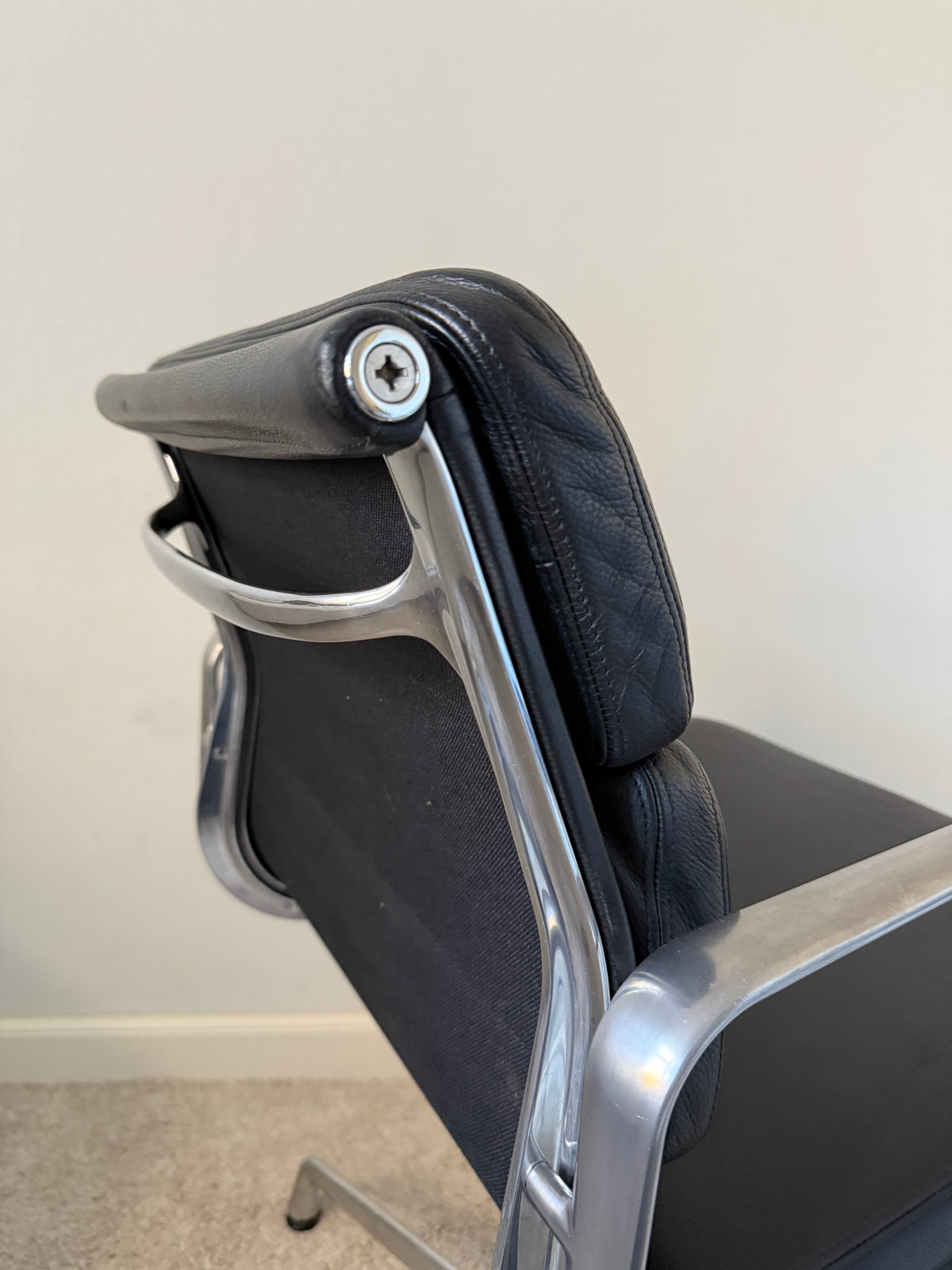 Vitra Eames EA208 työtuoli - Musta Nahka