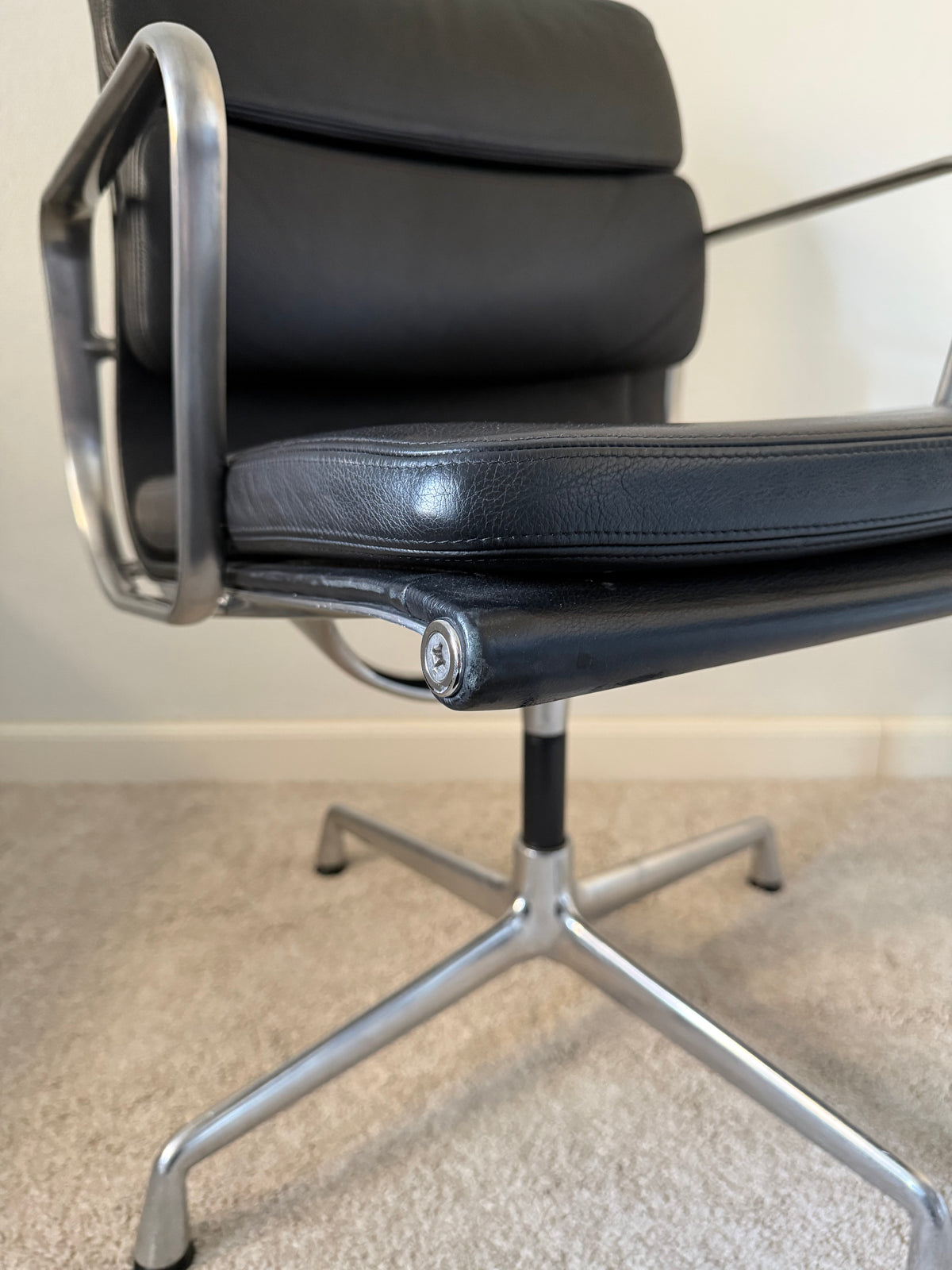 Vitra Eames EA208 työtuoli - Musta Nahka