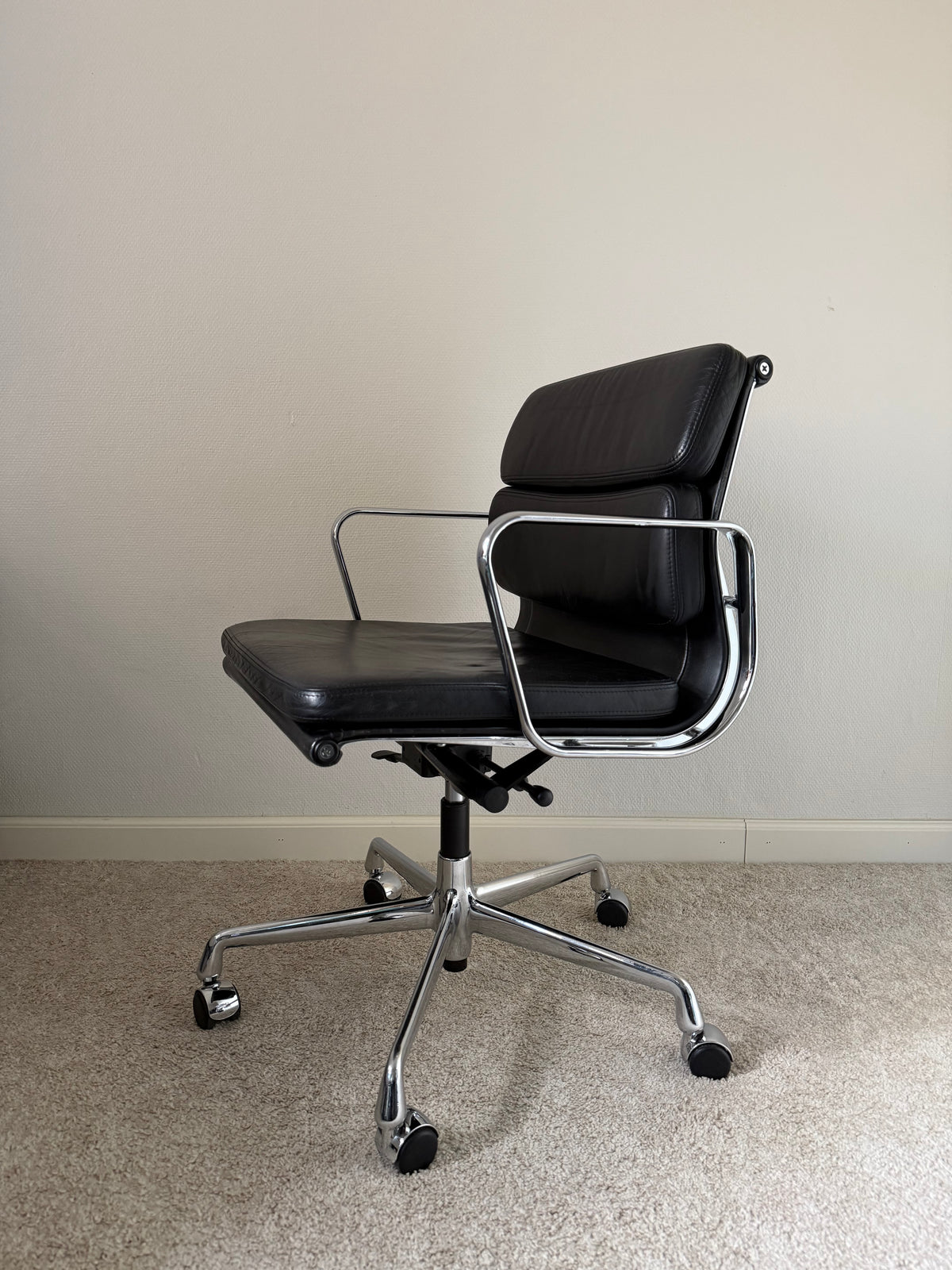 Vitra Eames EA217 työtuoli - Musta Nahka