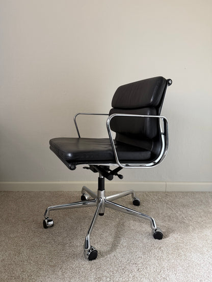 Vitra Eames EA217 työtuoli - Musta Nahka