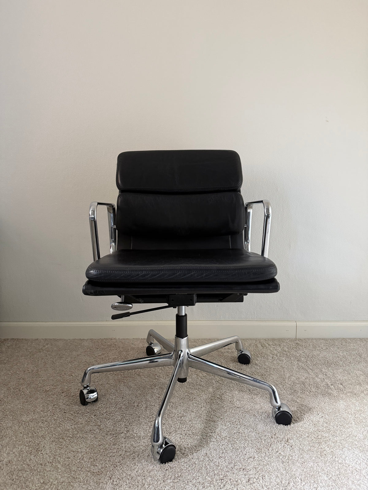 Vitra Eames EA217 työtuoli - Musta Nahka
