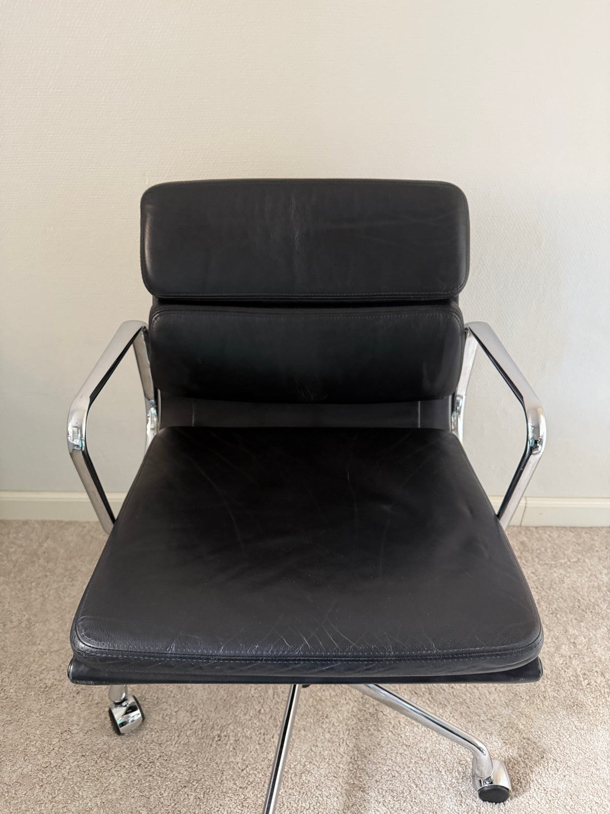 Vitra Eames EA217 työtuoli - Musta Nahka