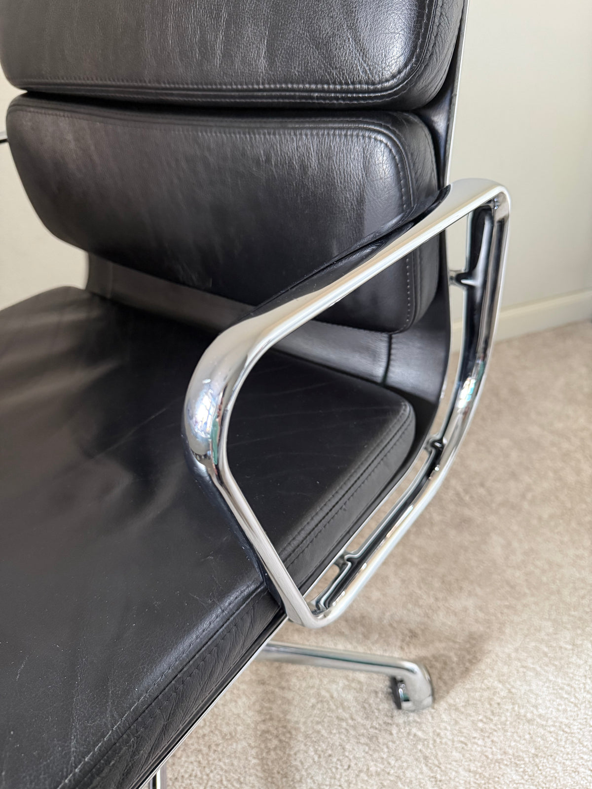 Vitra Eames EA217 työtuoli - Musta Nahka