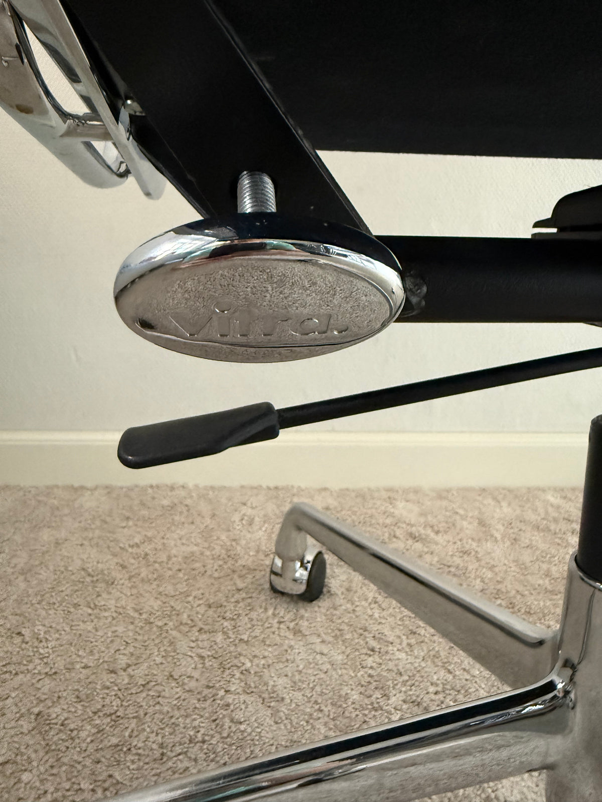 Vitra Eames EA217 työtuoli - Musta Nahka