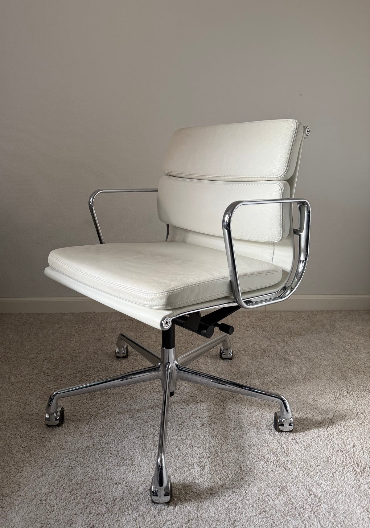 Vitra Eames EA217 työtuoli - Valkoinen Nahka