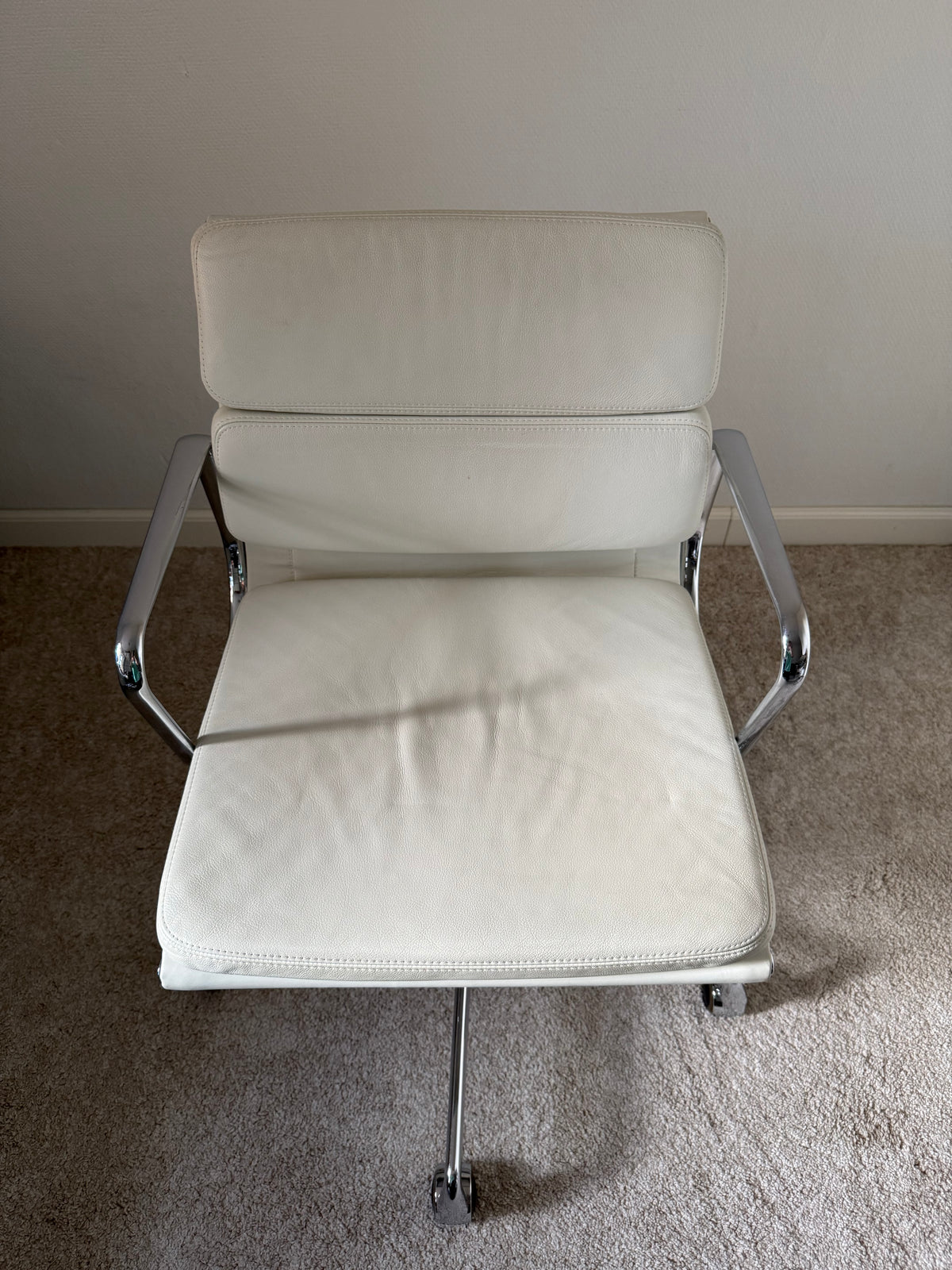 Vitra Eames EA217 työtuoli - Valkoinen Nahka