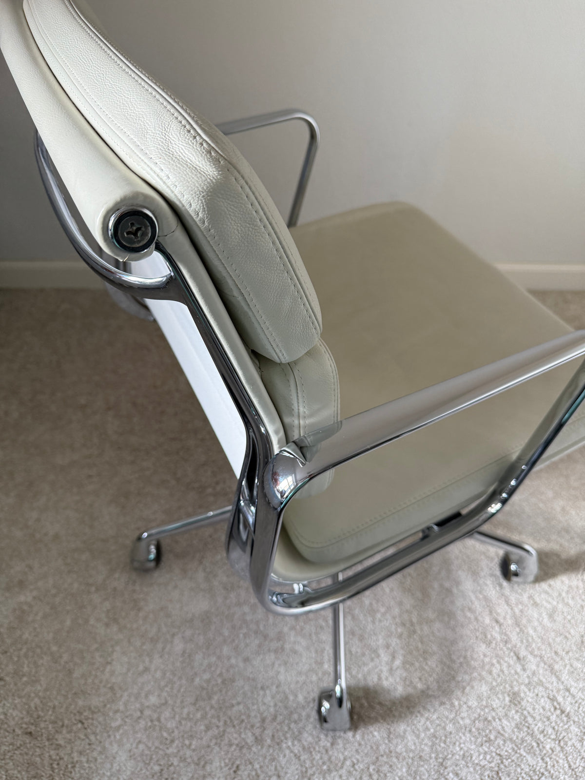 Vitra Eames EA217 työtuoli - Valkoinen Nahka