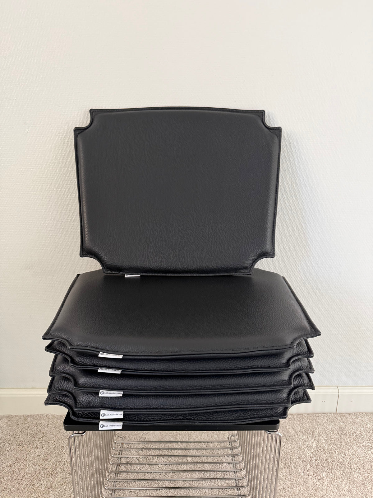 Carl Hansen CH24 Wishbone -tuolin istuintyyny - musta nahka