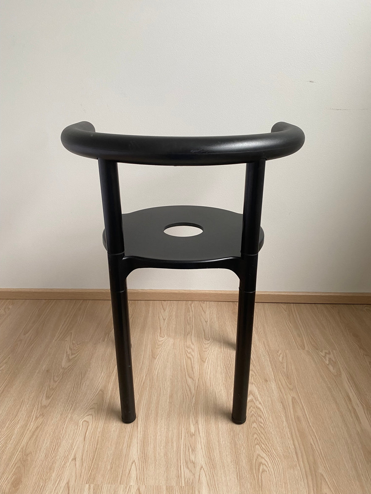 Kartell 4855 tuoli, Musta