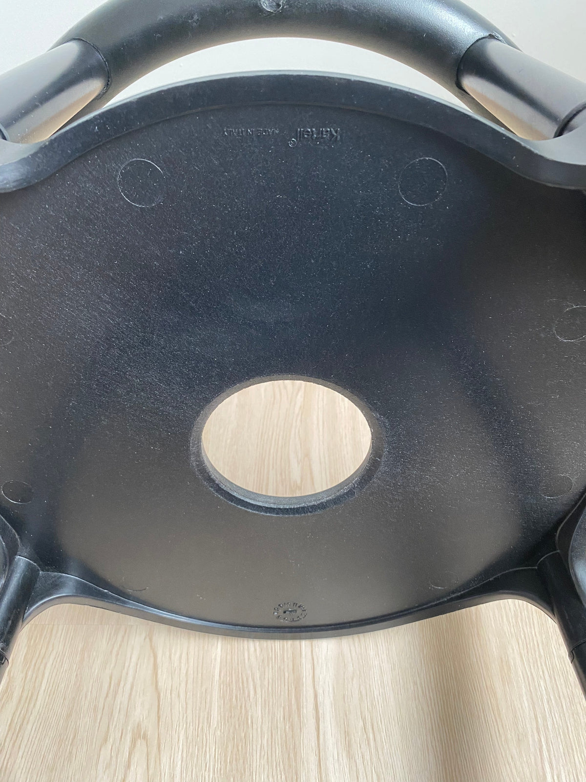 Kartell 4855 tuoli, Musta