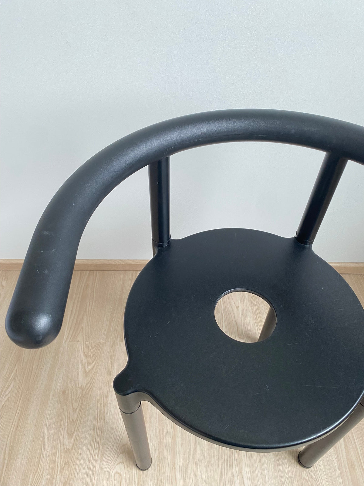 Kartell 4855 tuoli, Musta