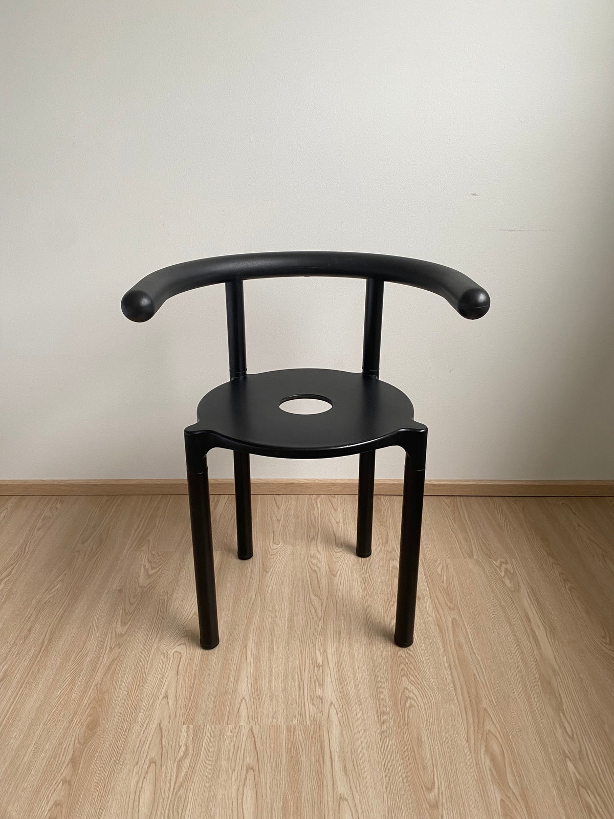 Kartell 4855 tuoli, Musta